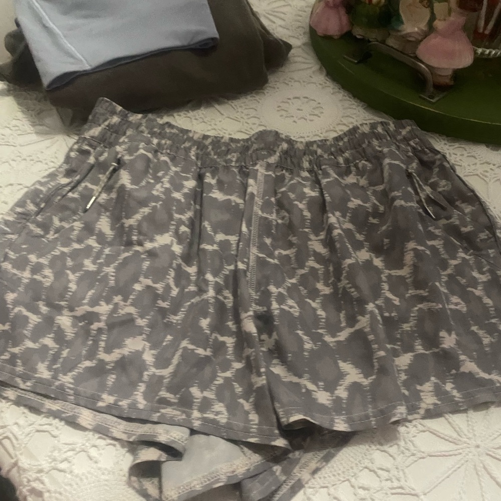 Vuori Gray Athletic Shorts with Elastic Waistband